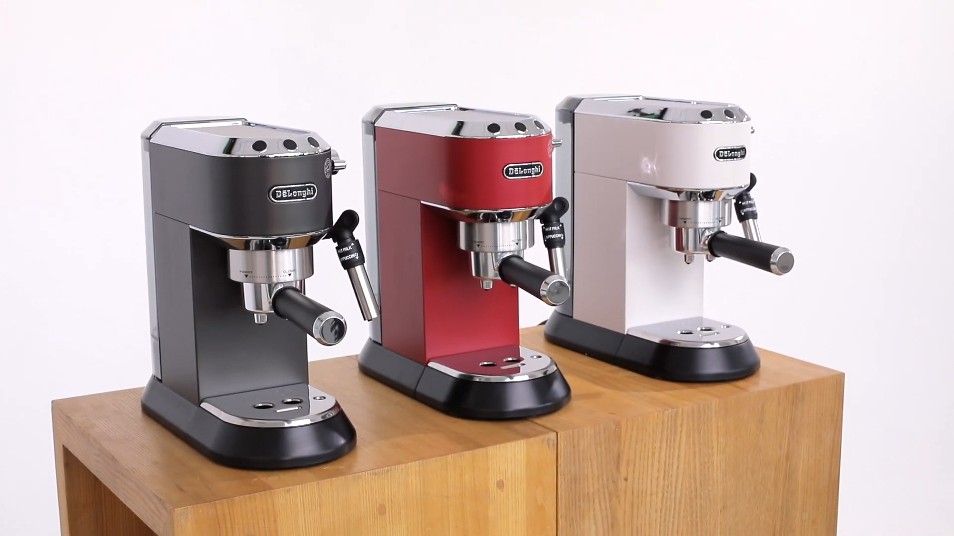 Drei De’Longhi Dedica Espressomaschinen in Schwarz, Rot und Weiß